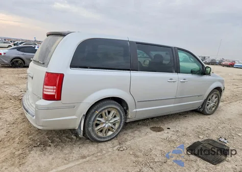 2010 Chrysler Town & Country Touring z USA, uszkodzony, nr VIN 2A4RR5DX7AR289719